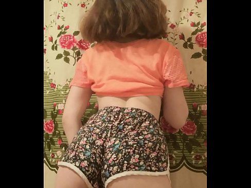 ❤️ Tânără sexy care se dezbracă de pantaloni scurți în fața camerei de filmat ☑   at ro.hentaisea-com.ru