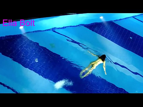 ❤️ Nu mă pot opri din privit, tânără blondă surprinsă înotând goală în piscina stațiunii ELLA BOLT ☑   at ro.hentaisea-com.ru